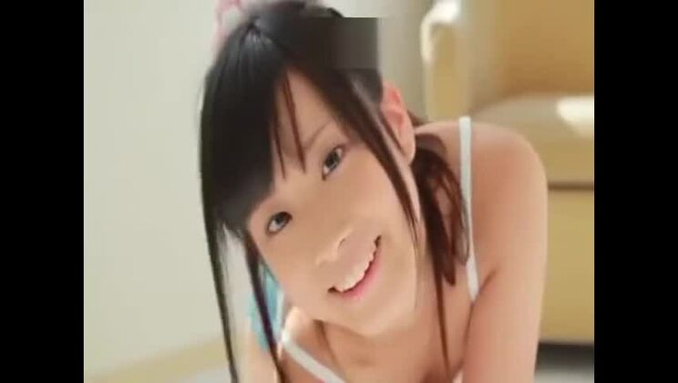 Una elegante perra japonesa encarna su sueño fetichista.