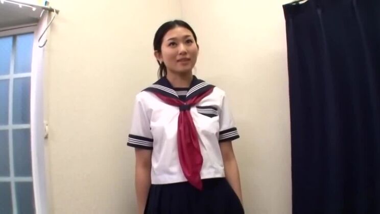 Vídeo porno de cosplay protagonizado por School Uniform, Mio Kitagawa y Biew