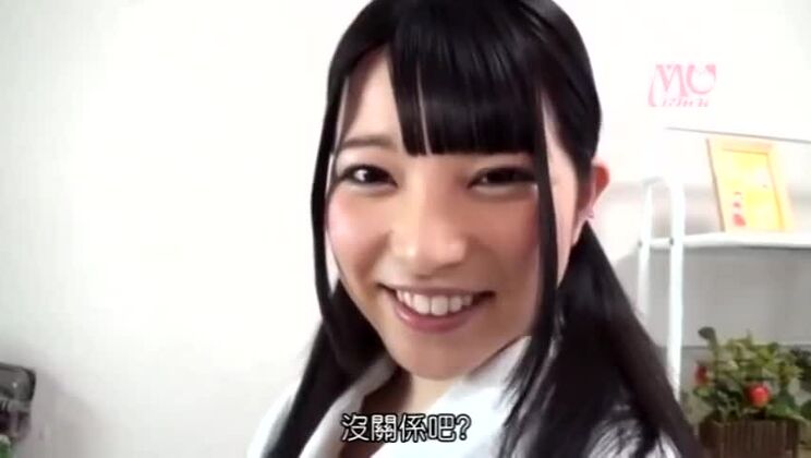 Una linda chica japonesa en un vídeo sexual amateur muy caliente.