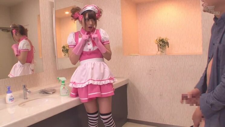 La divina japonesa Ayu Sakurai está enamorada de orinar detrás de la cámara.