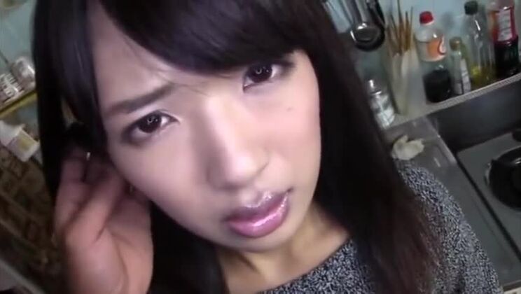 Una adorable mujer asiática de pechos grandes fue penetrada con mucha fuerza en público.