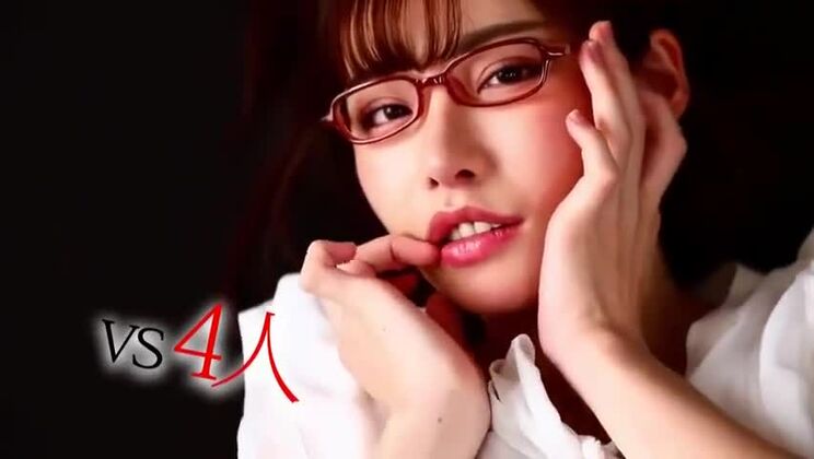 Hermosa y voluptuosa asiática recibe una ducha de semen en un lugar público.