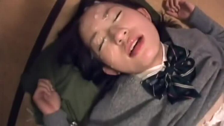 La encantadora asiática Hana Aoyama actuando en acción bukkake