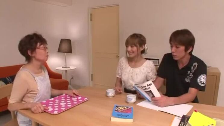 Una atractiva y voluptuosa zorra oriental en un auténtico vídeo porno.