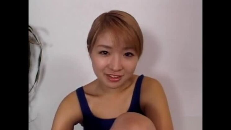 Hermosa dama asiática de cabello platino