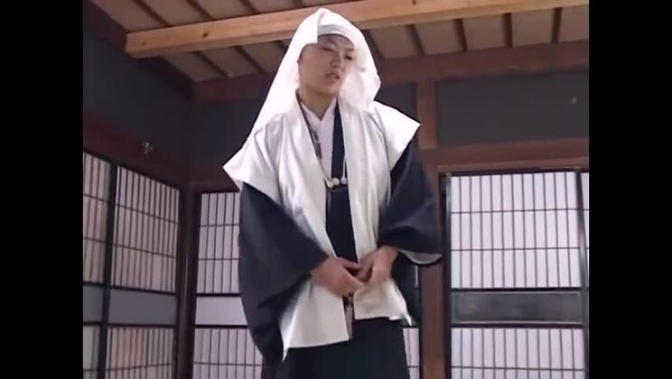 Una deslumbrante japonesa realiza una actuación fetichista y pervertida.