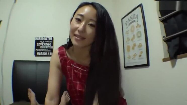 Puta oriental de pechos pequeños y ambrosíacos en porno amateur