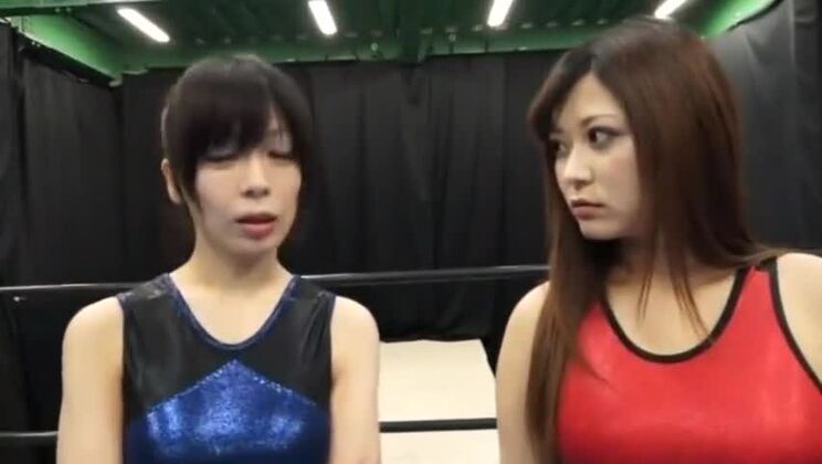 Provocando a la japonesa de pechos pequeños Maaya Kurihara en un vídeo XXX fetichista y pervertido