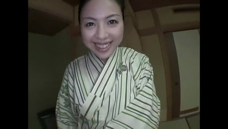 Increíble mujer asiática casada disfrutando de un momento divertido amateur.