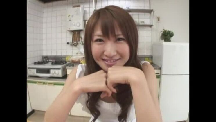 El deslumbrante japonés Ryo Kiyohara actuando en un increíble video sexual amateur.