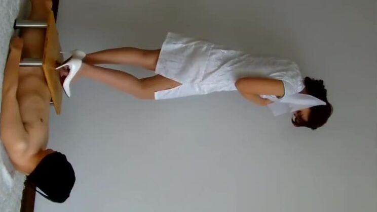 Impresionante chica japonesa de pechos pequeños protagonizando un increíble porno fetichista.