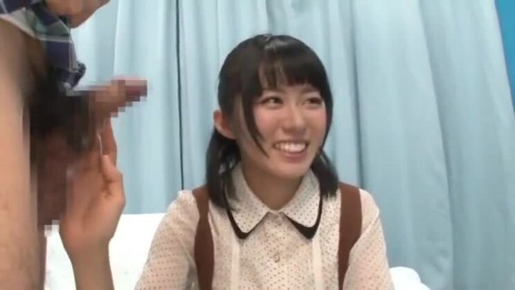 Una japonesa muy promiscua tiene una experiencia sexual intensa.