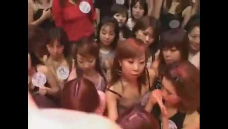 La bella secretaria asiática de pecho plano, Saki Ninomiya