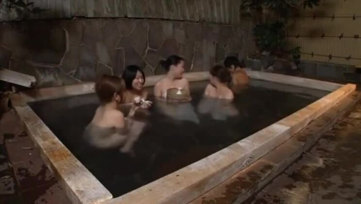 Una chica asiática guapa tiene una increíble follada amateur.