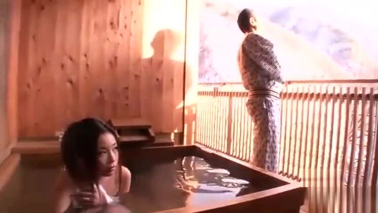 Una atractiva japonesa está enamorada del bukkake.