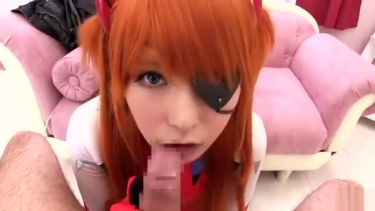 Una encantadora y voluptuosa japonesa realiza una actuación fetichista y atrevida.