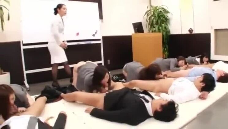 Puta oriental complaciente actuando en una salvaje escena de orgía XXX en público