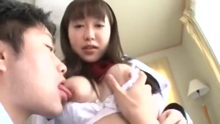 Seductora rubia oriental actuando en acción bukkake