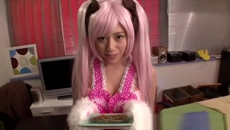 Una chica asiática de pelo rosa muestra su gran coño peludo.