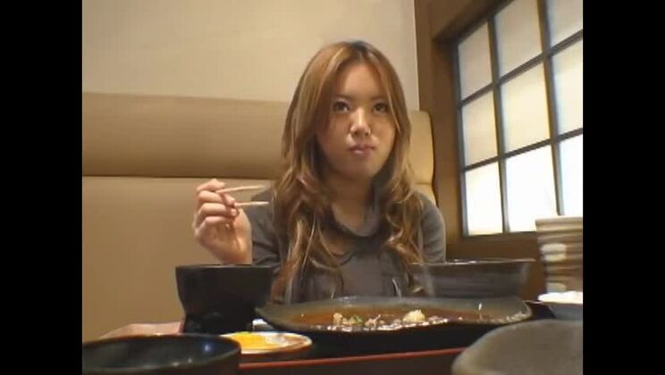 Puta japonesa cachonda en una increíble escena de duchas en posición perrito (JAV).