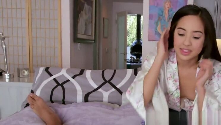 Pequeña asiática amateur chupando polla negra