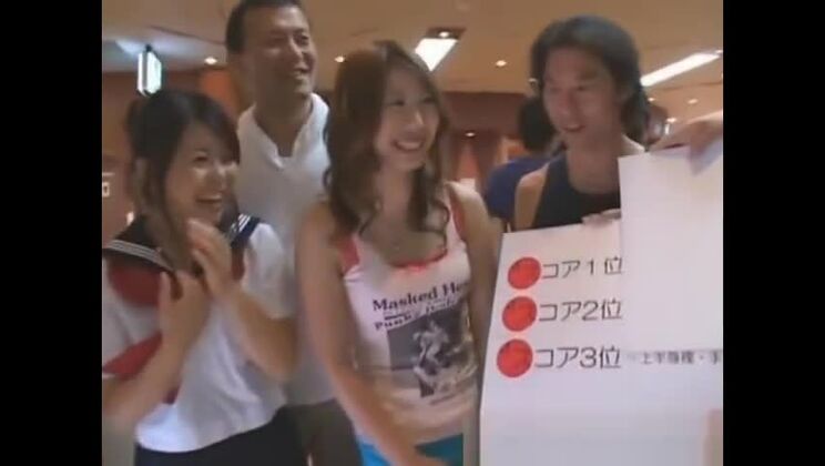 Chicas asiáticas perdiendo su ropa