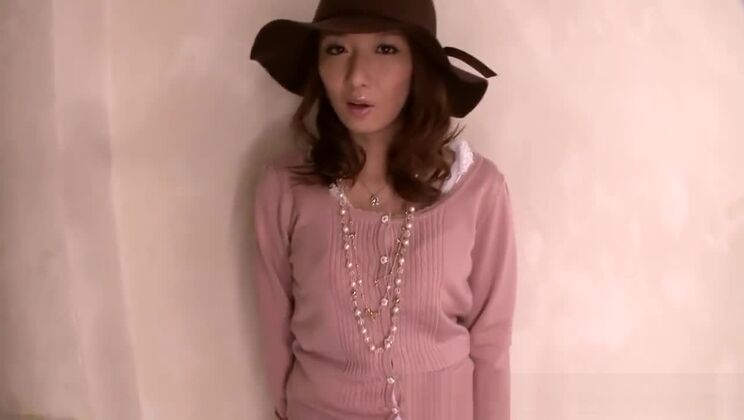 Una chica japonesa es follada por detrás y luego recibe enormes eyaculaciones.