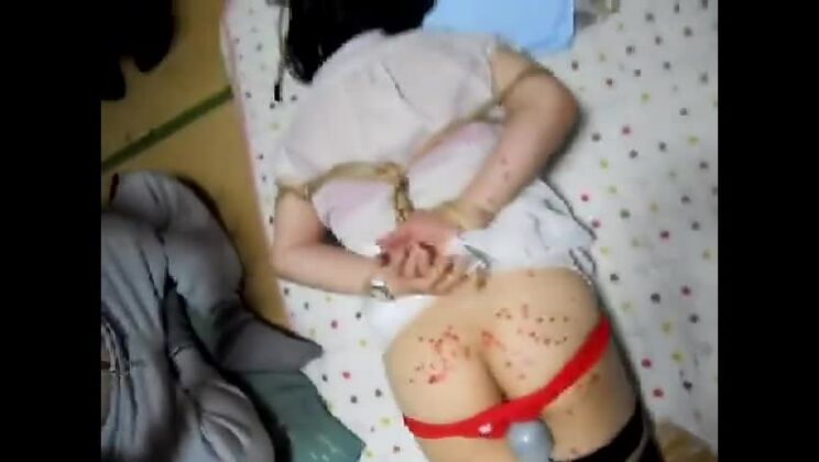 Vibrador y cera juegan con Fujiko atada con una cuerda