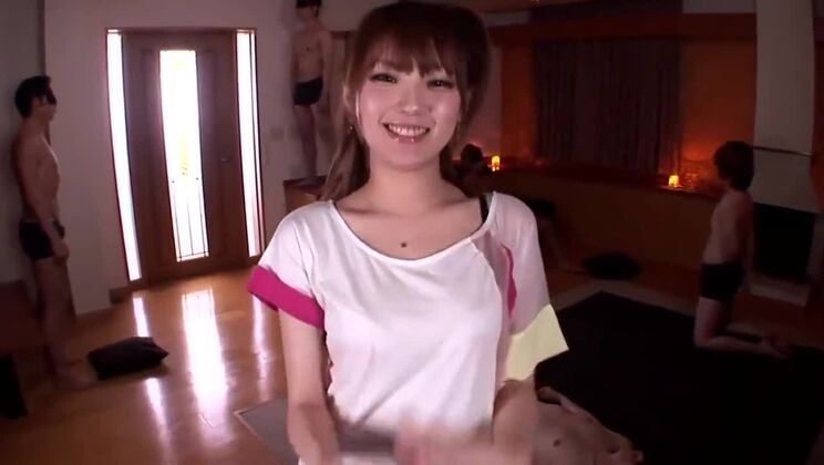 天海つばさがおいしそうに精子をごっくん tragar