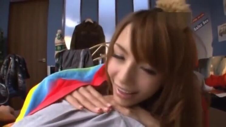 Una belleza asiática lame el cuerpo de un hombre en la cama.