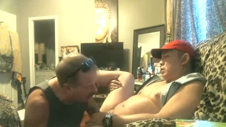 EL ABUELO TAMBIÉN NECESITA UNA PENE Y UN BUEN SEMEN :)