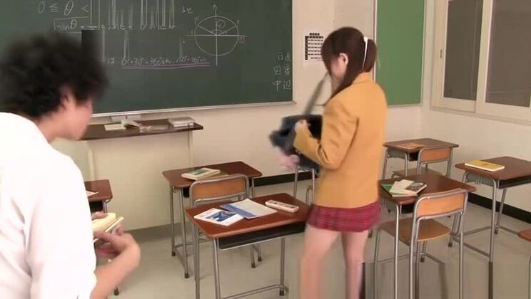 Una colegiala japonesa le practica sexo oral antes de recibir una eyaculación en la boca.