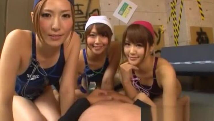 Varias MILF asiáticas cachondas disfrutan follando con un tipo guapo.