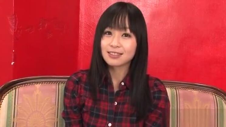 Una asiática cachonda se moja con un consolador.