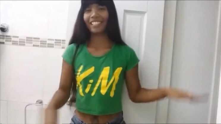 HD La pequeña adolescente tailandesa Heather Deep hace garganta profunda invertida acostada