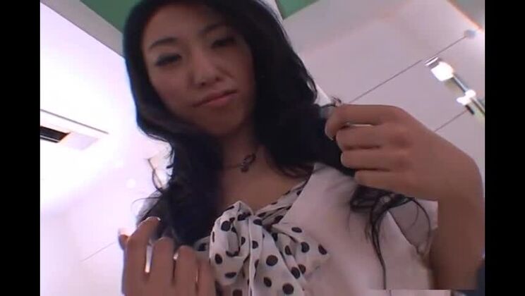 Entrevista con la sexy Ozawa Chris lamiendo coño peludo