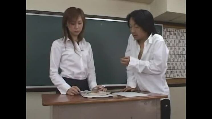 La alocada chica japonesa Moe Kimijima en el mejor vídeo JAV de consoladores/juguetes y orgías