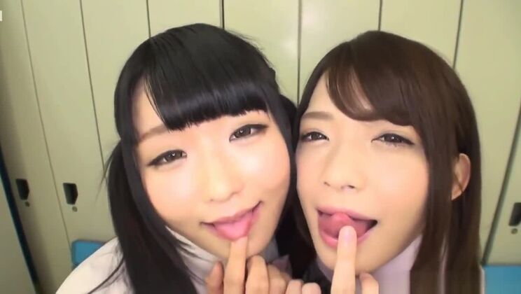 Excelente trío sexual que culmina en una eyaculación final.