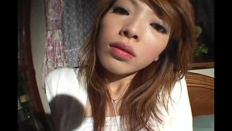 Saori Kitajima chupa una polla palpitante con tanta pasión.