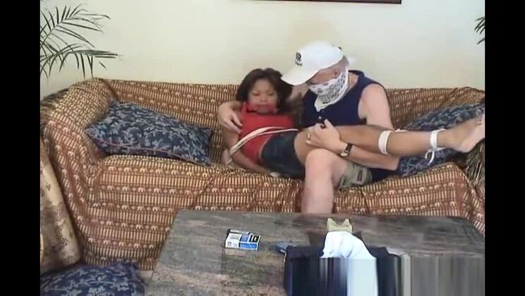 Adolescente asiática atada y manoseada por el viejo gánster.