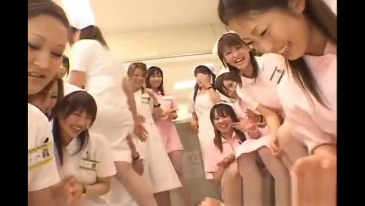 Enfermeras asiáticas reales disfrutan del coito en la parte superior (parte 1)