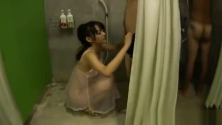 Shou acaricia su pene en la ducha