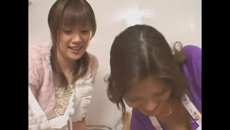 La increíble chica japonesa Kokoro Ikeno y Azusa Ayano en la escena JAV de masturbación más caliente.