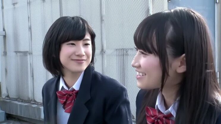 La chica japonesa más sexy en el increíble vídeo JAV de lesbianas en el vestuario