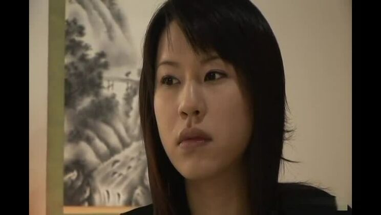 Sakura interpreta a un ama de casa que practica sexo oral y recibe eyaculaciones dentro de la vagina.