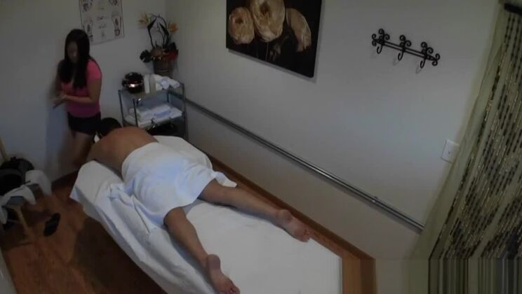 Masajista japonesa con curvas monta a horcajadas.