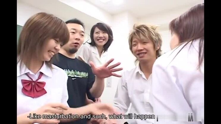 Adolescentes salvajes, ídolos de AV, follando en la escuela.