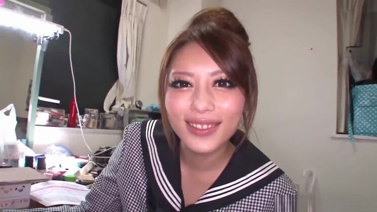 La linda hace una mamada profunda