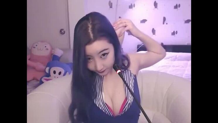 Belleza asiática seduce sensualmente con medias.