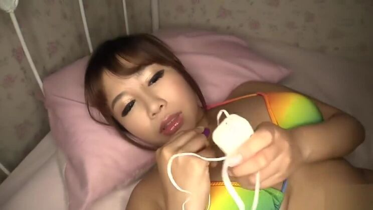 Increíble chica japonesa en la versión exclusiva de la película JAV "Craziest Babes, Big Tits".